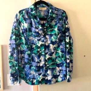This medium Jones New York blouse is in great condition!
